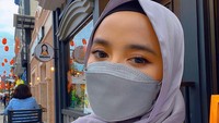 Wirda juga terlihat mengunjungi Braodway Alam Sutera yang cukup hits di kalangan anak muda. Ia duduk di pinggir sebuah tempat makan. Foto: Instagram @wirda_mansur