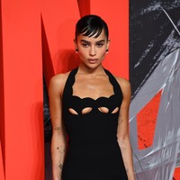 Dirancang secara khusus oleh direktur kreatif Saint Laurent Anthony Vaccarello, gaun tersebut hadir dalam siluet yang memeluk tubuh. Menariknya, detail cut-out pada bagian dada menyerupai bat signal yang muncul di langit Gotham. (Foto: Getty Images)