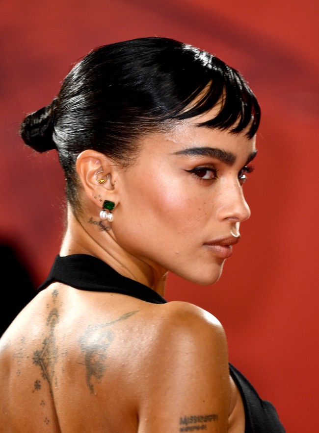 Turut menyempurnakan gaya, sepasang anting bermata mutiara yang dpadukan dengan tindikan yang menambah kesan edgy. (Foto: Getty Images)