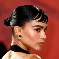 Turut menyempurnakan gaya, sepasang anting bermata mutiara yang dpadukan dengan tindikan yang menambah kesan edgy. (Foto: Getty Images)