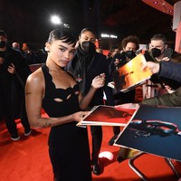 Zoe Kravitz menyapa para penggemar yang telah menantikan kedatangannya. Ia bahkan sempat melayani permintaan tanda tangan. (Foto: Getty Images)