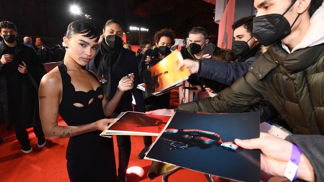 Zoe Kravitz menyapa para penggemar yang telah menantikan kedatangannya. Ia bahkan sempat melayani permintaan tanda tangan. (Foto: Getty Images)