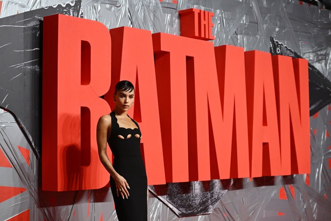 Sorotan langsung tertuju pada Zoe Kravitz di acara special screening The Batman yang berlangsung di London, Inggris, Rabu (23/2/2022). Putri musisi Lenny Kravitz itu hadir sebagai bintang yang memerankan karakter Seline Kyle alias Catwoman. (Foto: Getty Images)