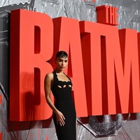 Sorotan langsung tertuju pada Zoe Kravitz di acara special screening The Batman yang berlangsung di London, Inggris, Rabu (23/2/2022). Putri musisi Lenny Kravitz itu hadir sebagai bintang yang memerankan karakter Seline Kyle alias Catwoman. (Foto: Getty Images)