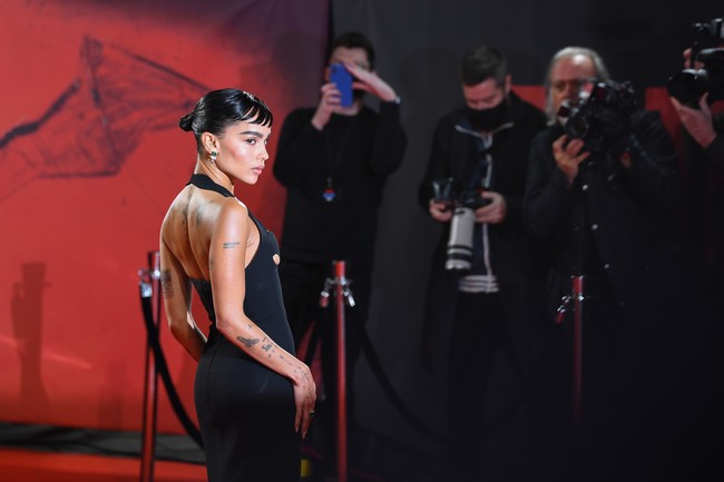 Keseksian Zoe Kravitz juga terakomodasi berkat potongan backless yang mengekspos punggungnya. (Foto: Getty Images)