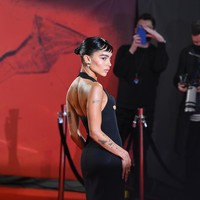 Keseksian Zoe Kravitz juga terakomodasi berkat potongan backless yang mengekspos punggungnya. (Foto: Getty Images)