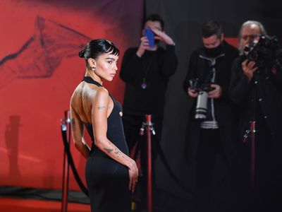 8 Gaya Zoe Kravitz di Karpet Merah The Batman, Aura Catwoman Terpancar