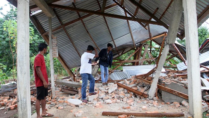 7 Orang Tewas Gegara Gempa di Sumbar Warga melakukan shalat di tenda darurat di Nagari Pinagar, Kecamatan Pasaman, Kabupaten Pasaman Barat, Sumatra Barat, Jumat (25/2/2022). Badan Nasional Penanggulangan Bencana (BNPB) menyatakan gempa berkekuatan magnitudo 6,2 di Pasaman Barat dan sekitarnya itu mengakibatkan tujuh warga meninggal dunia. ANTARA FOTO/Muhammad Arif Pribadi/Lmo/aww.