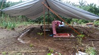 Warga melakukan shalat di tenda darurat di Nagari Pinagar, Kecamatan Pasaman, Kabupaten Pasaman Barat, Sumatra Barat, Jumat (25/2/2022).
