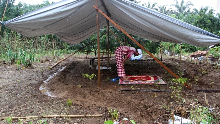 Warga melakukan shalat di tenda darurat di Nagari Pinagar, Kecamatan Pasaman, Kabupaten Pasaman Barat, Sumatra Barat, Jumat (25/2/2022). Badan Nasional Penanggulangan Bencana (BNPB) menyatakan gempa berkekuatan magnitudo 6,2 di Pasaman Barat dan sekitarnya itu mengakibatkan tujuh warga meninggal dunia. ANTARA FOTO/Muhammad Arif Pribadi/Lmo/aww.