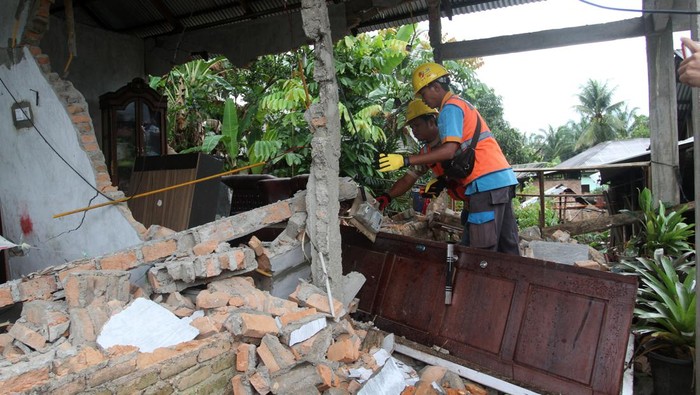 Warga melakukan shalat di tenda darurat di Nagari Pinagar, Kecamatan Pasaman, Kabupaten Pasaman Barat, Sumatra Barat, Jumat (25/2/2022). Badan Nasional Penanggulangan Bencana (BNPB) menyatakan gempa berkekuatan magnitudo 6,2 di Pasaman Barat dan sekitarnya itu mengakibatkan tujuh warga meninggal dunia. ANTARA FOTO/Muhammad Arif Pribadi/Lmo/aww.
