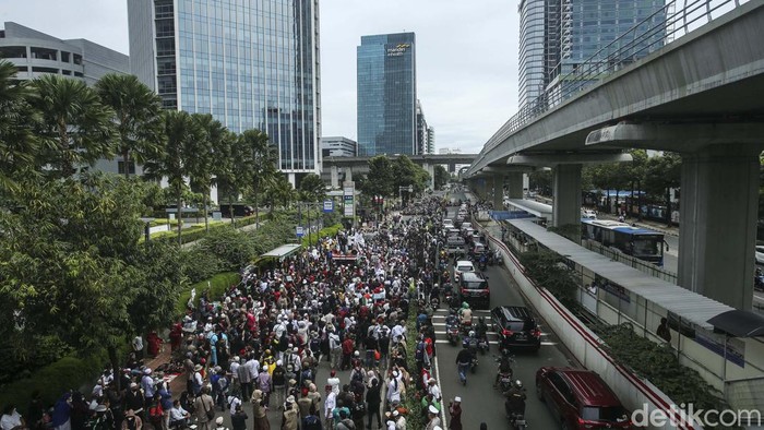 Ada Aksi PA 212, Jalan Rasuna Said Macet Panjang Massa dari Persaudaraan Alumni atau PA 212 gelar demonstrasi di depan Kedutaan Besar India. Akibatnya, arus lalu lintas di sekitar lokasi mengalami kemacetan.