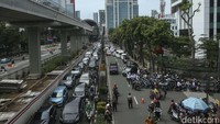 Pantauan detikcom di lokasi pukul 14.00 WIB, Jumat (25/2/2022), kemacetan terjadi di Jalan HR Rasuna Said dari arah Menteng menuju Mampang Prapatan. Sementara arus lalu lintas di arah sebaliknya terlihat lancar.