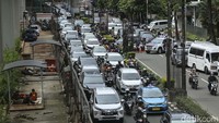 Kendaraan menuju arah Mampang hanya bisa melintas di jalur cepat. Polisi menutup sementara jalur lambat menjelang lokasi aksi.