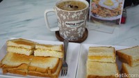 Untuk sarapan nikmat seperti ini, kopi susu plus roti bakar sarikaya, traveler cukup mengeluarkan uang sebesar Rp 20 ribuan saja. Cukup terjangkau di kantong! (Wahyu Setyo Widodo/detikTravel)