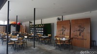 Bangunan Aming Coffee ini menempati area outdoor yang cukup luas. Desainnya anak muda banget, cocok buat nongkrong berlama-lama bersama dengan teman. Warung kopi ini buka mulai pukul 06.00 pagi. (Wahyu Setyo Widodo/detikTravel)