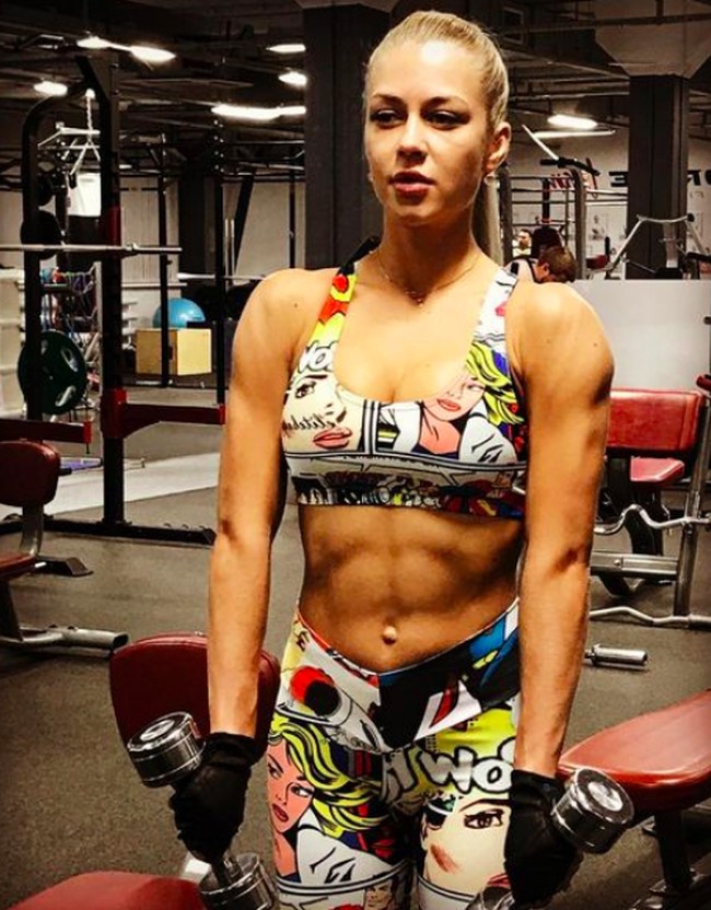 Ibu satu anak itu memang memiliki hobi olahraga. Tak heran jika tubuhnya tampak begitu bugar dengan perut six pack.  Foto: dok. Instagram