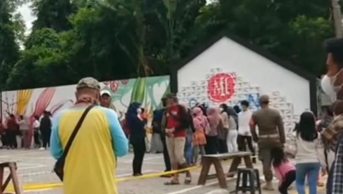 Antrean mengular hingga bikin kerumunan di Mie Gacoan Depok