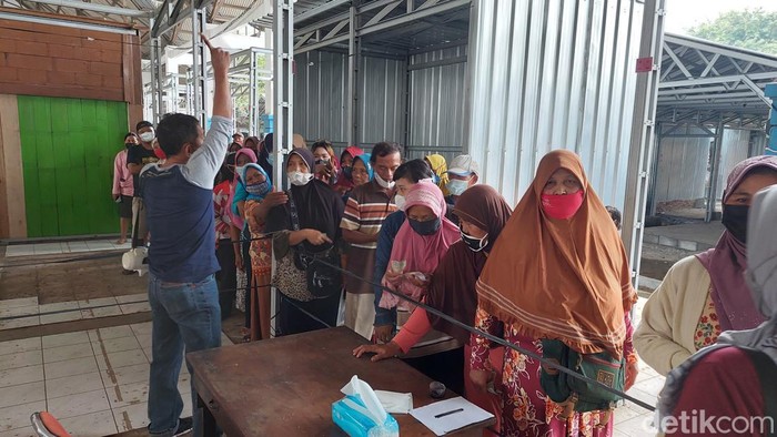 Antrean warga kendal dalam operasi pasar minyak goreng, Jumat (25/2/2022).