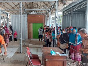 Ratusan Warga di Kendal Antre Sejak Pagi Demi 2 Liter Minyak Goreng