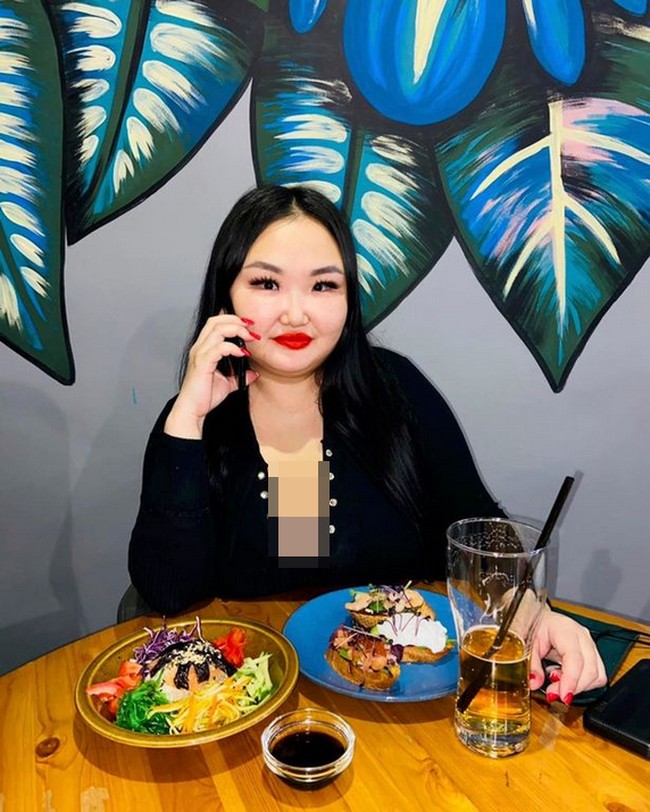 Lama tak terdengar kabarnya, Anzhelika tampaknya sudah mulai merubah penampilan. Dari pada membuat alis tampak tebal tidak natural, kini Anzhelika lebih sering mengunggah makeup cantik.Foto: Instagram Anzhelika Protodyakonova