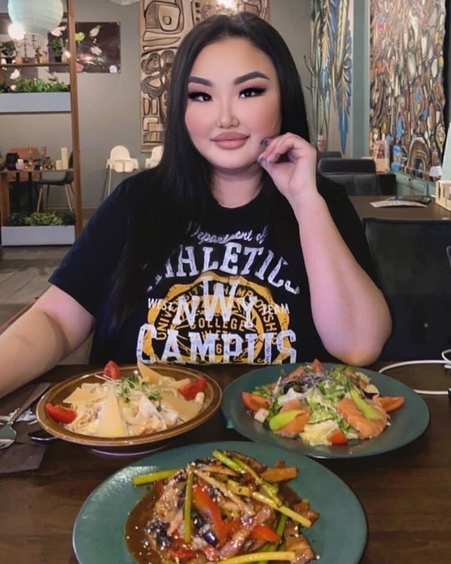 Dalam foto terbaru, penampilannya pun bikin pangling. Ia terlihat meninggalkan tampilan alis Angry Bird dan menggambarnya sesuai tren.Foto: Instagram @anzhelika_protodiakonova