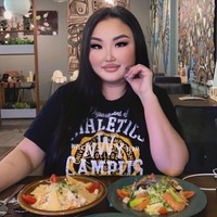 Dalam foto terbaru, penampilannya pun bikin pangling. Ia terlihat meninggalkan tampilan alis Angry Bird dan menggambarnya sesuai tren.Foto: Instagram @anzhelika_protodiakonova