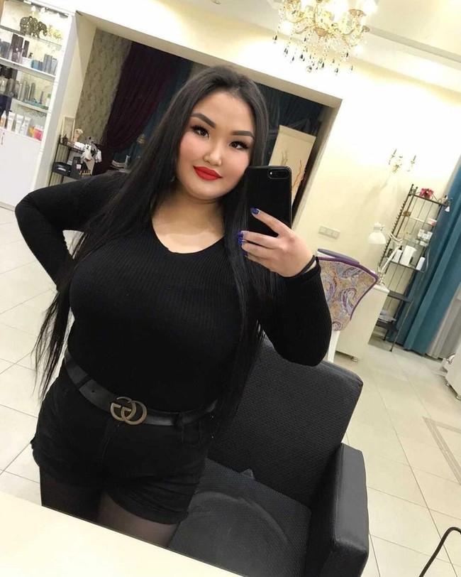 Ketika tampi; tanpa asli ciri khasnya, banyak orang yang bertanya apakah Anzhelika sudah tidak lagi menggambar alisnya seperti Angry Bird.Foto: Instagram @anzhelika_protodiakonova