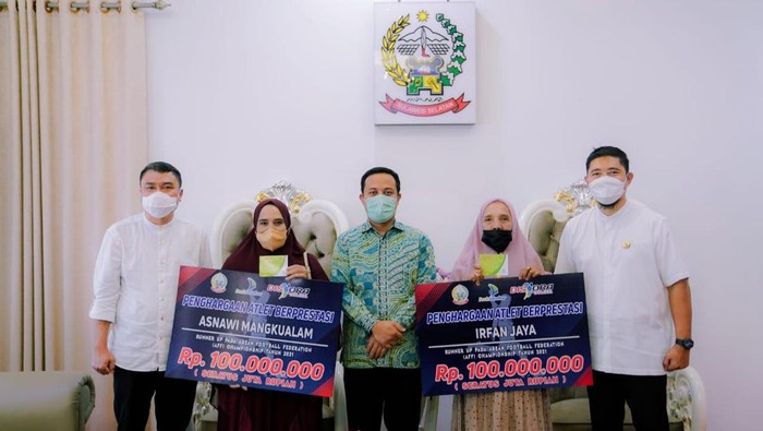 Asnawi Mangkualam dan Irfan Jaya diwakili orang tuanya menerima hadiah dari Pemprov Sulsel.