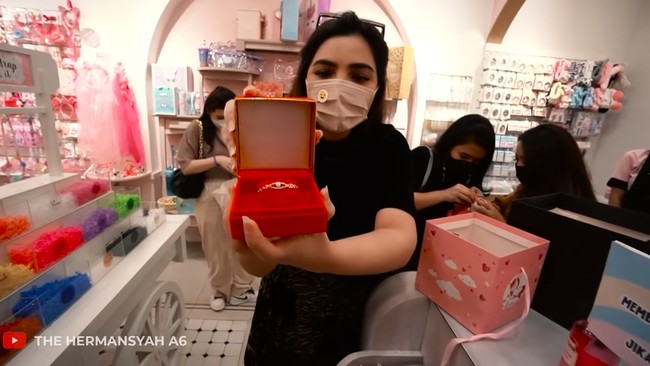 Tak mau kalah, Ashanty juga memberikan kado untuk kelahiran baby A. Ashanty tampak membelikan baby A sejumlah perhiasan emas seperti gelang dan anting. Foto: Instagram