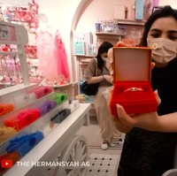 Tak mau kalah, Ashanty juga memberikan kado untuk kelahiran baby A. Ashanty tampak membelikan baby A sejumlah perhiasan emas seperti gelang dan anting. Foto: Instagram