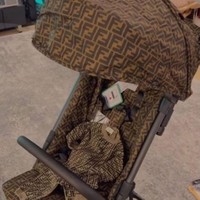 Baby juga terlihat mendapatkan kado berupa stroller dan sleep suit kembar dari merek ternama Fendi. Total harga kado tersebut diperkirakan mencapai lebih dari Rp 44 juta. Foto: Instagram