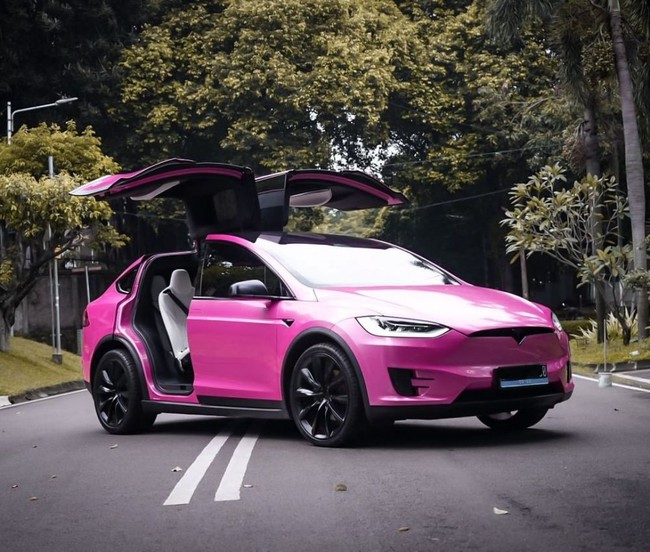 Untuk anak pertamanya Atta tak mau setengah-setengah. Dirinya bahkan sampai membelikan kado berupa mobil mewah berwarna merah muda untuk baby A. Harganya bahkan mencapai Rp 3,3 miliar. Foto: Instagram