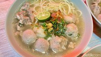 Bakso Cwan In mengusung gaya Pontianak dimana pelengkapnya berupa kwetiau atau mie kuning. Lalu ada juga pelengkap lain berupa kucuran jeruk limau. Bedanya, bakso ini juga ditambahkan daun ketumbar.