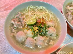 Bakso Cwan In: Slurpp! Gurih Segar Bakso Pontianak Bertabur Daun Ketumbar