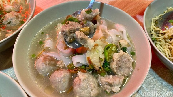Gurihnya Nagih! Bakso Urat ala Pontianak dengan Taburan Daun Ketumbar