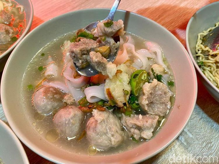 Gurihnya Nagih! Bakso Urat ala Pontianak dengan Taburan Daun Ketumbar