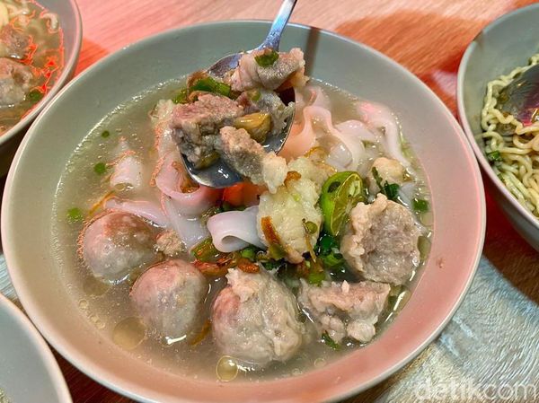 Gurihnya Nagih! Bakso Urat ala Pontianak dengan Taburan Daun Ketumbar