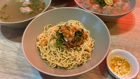 Selain bakso, di sini juga ada Chow Mein Cwan yang tak kalah nikmat. Berupa bakmi yang dilengkapi bakso dan kuah kaldu. Mie yang dipakai bertekstur tips dan kecil dengan balutan bumbu yang gurih harum.