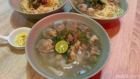 Tak ketinggalan isian tetelan dan daging yang melimpah. Penambahan keduanya memberikan sensasi nikmat tersendiri.