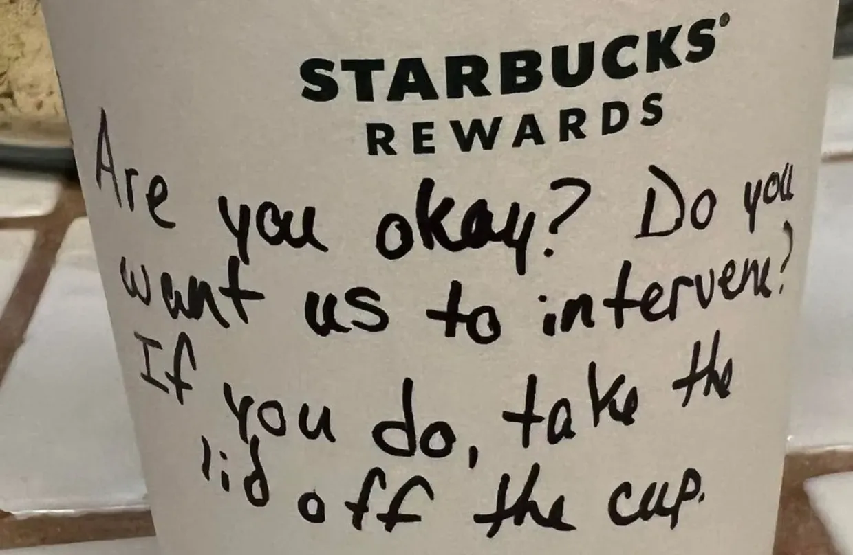 Barista Baik Beri Pesan Menyentuh di Cangkir Minuman Kepada Seorang Remaja.