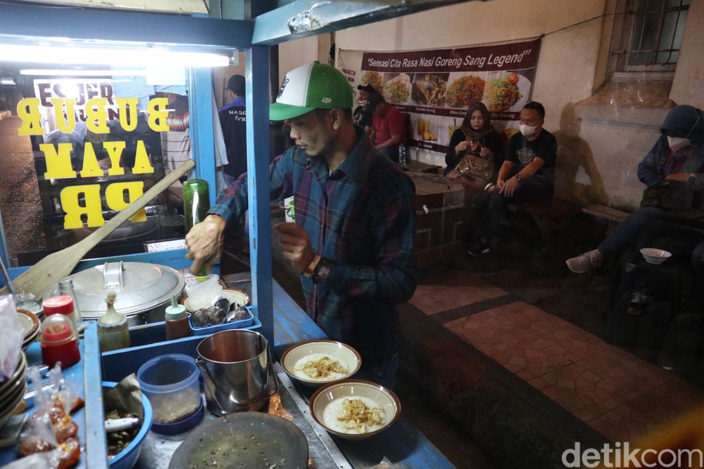 Bubur Ayam PR, Penjual bubur ayam yang didatangi Gubernur Jabar Ridwan Kamil dan Gubernur DKI Jakarta Anies Baswedan di Jalan Asia-Afrika ternyata bubur ayam legend di Kota Bandung