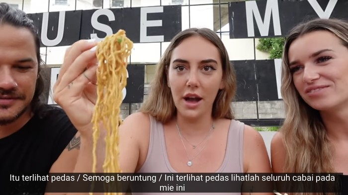 Bule Cicip Mie Gacoan, Berakhir Nangis dan Sakit Kepala karena Kepedasan!
