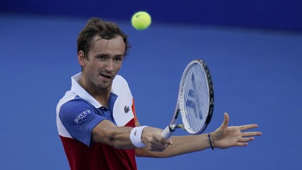 Daniil Medvedev of Russia returns a ball during a match against to Yoshihito Nishioka of Japan in the quarterfinal of the Mexican Open tennis tournament in Acapulco, Mexico, Thursday, Feb. 24, 2022. (AP Photo/Eduardo Verdugo)