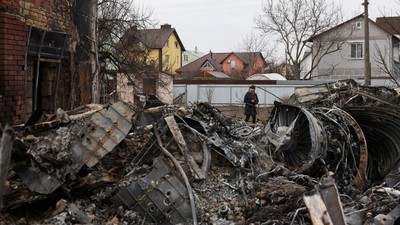 Di Tengah Serangan Rusia, Pesawat Tak Dikenal Tabrak Rumah di Kyiv