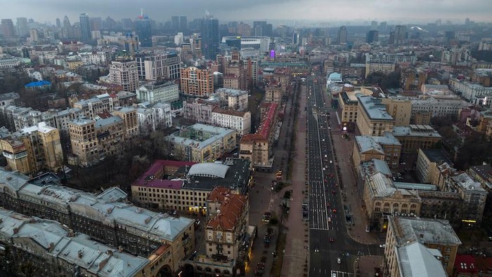 Dibangunkan oleh Suara Ledakan, Warga Kyiv Merasa Sudah Hampir Terlambat untuk Pergi
