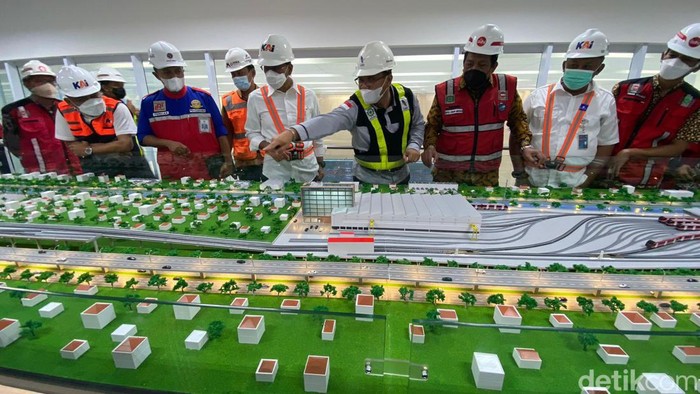 Dirut KAI-Adhi Karya Cek Depo LRT Jabodebek, Begini Progresnya