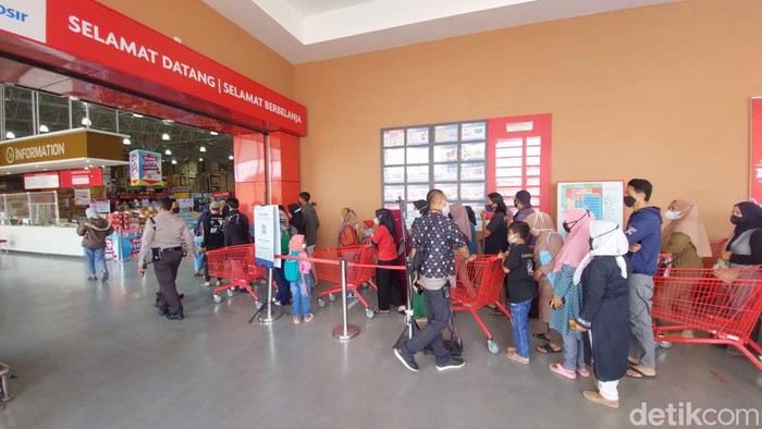 Emak-emak di Padalarang, Bandung Barat rela antre berjam-jam buat dapatkan minyak goreng