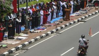 Massa aksi yang tergabung dalam Jawara Jaga Kampung (Jajaka) Nusantara Kabupaten Bekasi menggelar aksi damai di depan Kedutaan Besar India, Setiabudi, Jakarta Selatan, Jumat, (25/2/2022).