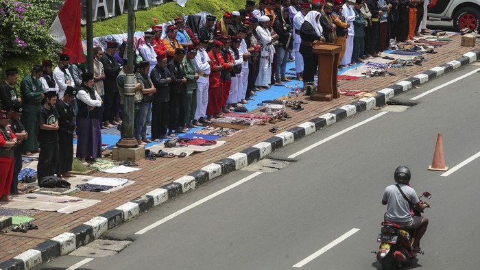 Gelar Aksi di Kedubes India, Massa PA 212 Salat Jumat di Trotoar Sejumlah massa aksi melakukan salat Jumat di trotoar Kedutaan Besar India, Jakarta, Jumat (25/2/2022). Sebelumnya mereka melakukan aksi terkait kekerasan terhadap muslim di India.